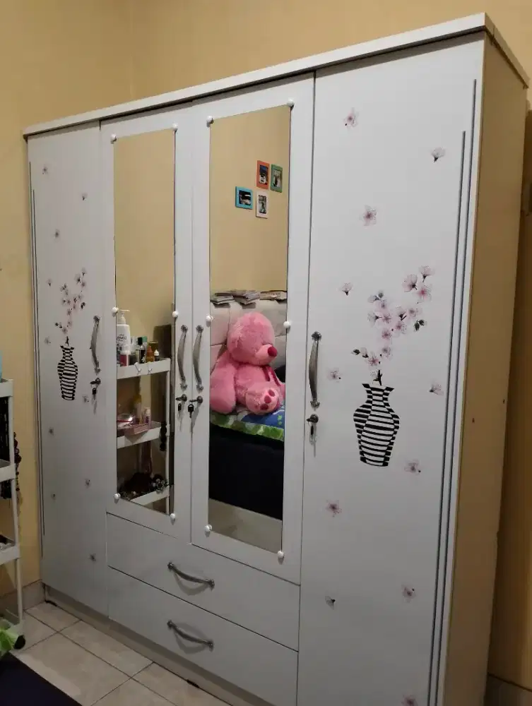 Lemari pakaian 4 pintu