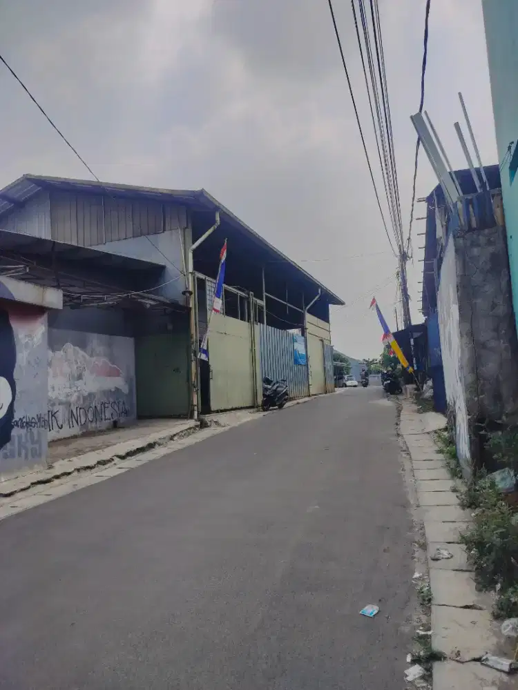 Di sewakan gudang 1.5 lantai