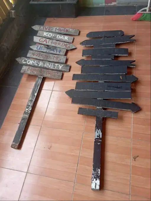 Tiang Petunjuk Arah Papan Kayu