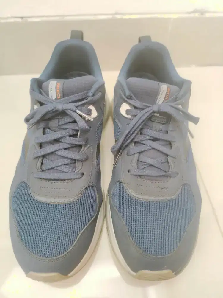 Sepatu skechers casual navy