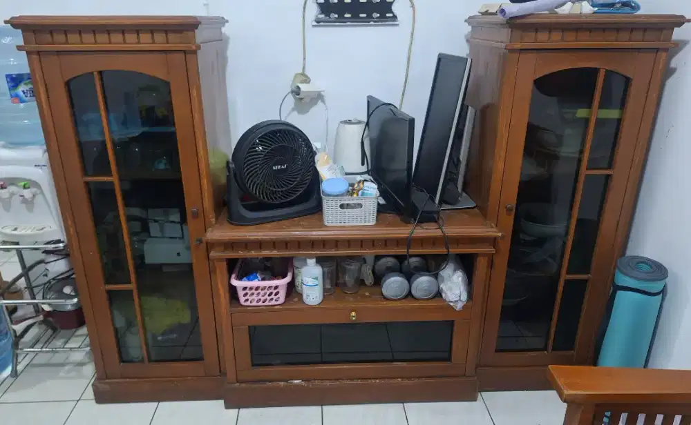 Di Jual 3 Lemari, Lemari TV, 2 unit Lemari Pakaian