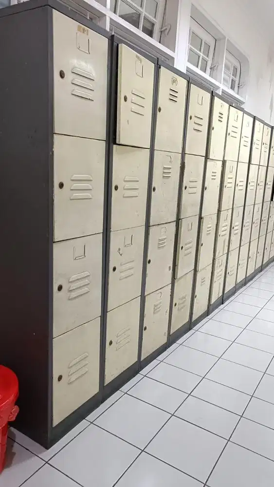 Loker besi 4 pintu josjis