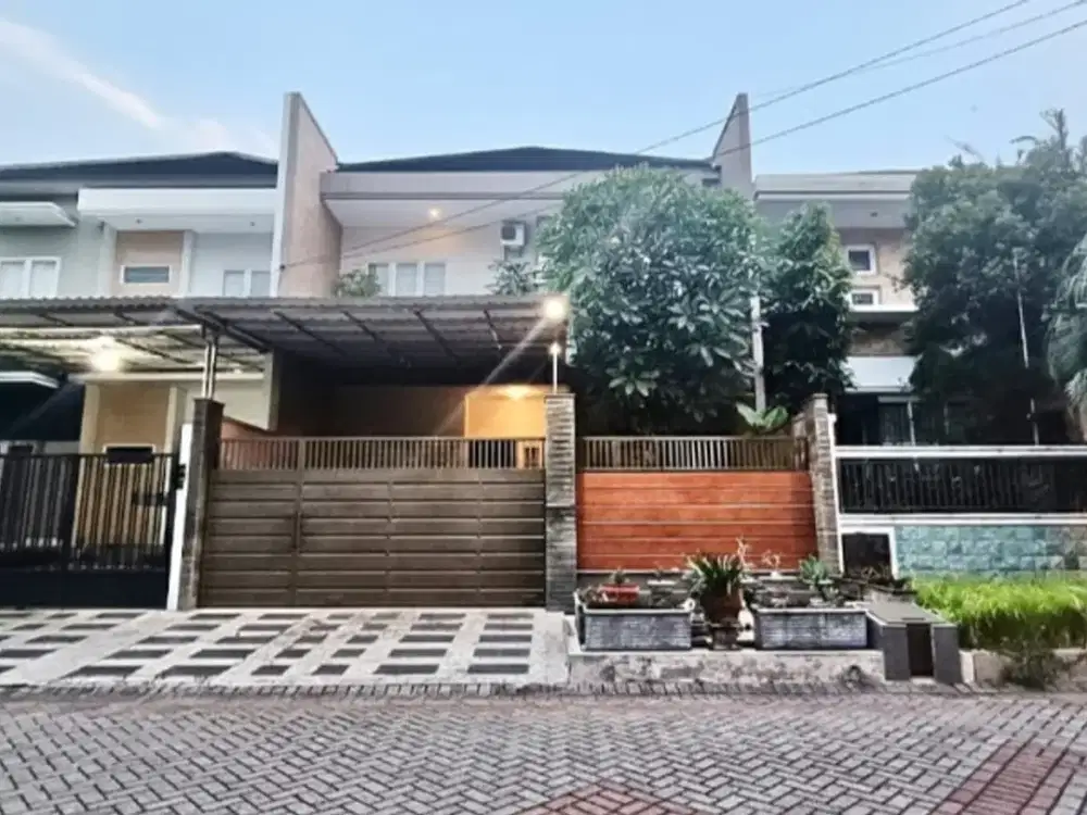 JUAL RUMAH 2 LANTAI SIAP HUNI FURNIS LENGKAP ARAYA 1