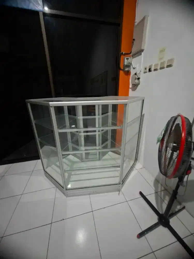 Dijual Etalase Ex Apotek Mulus Like New