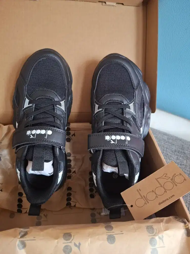 Sepatu Anak Diadora Retrix hitam