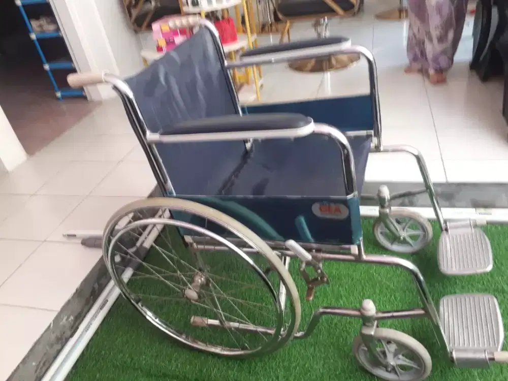 Kursi roda gea medis