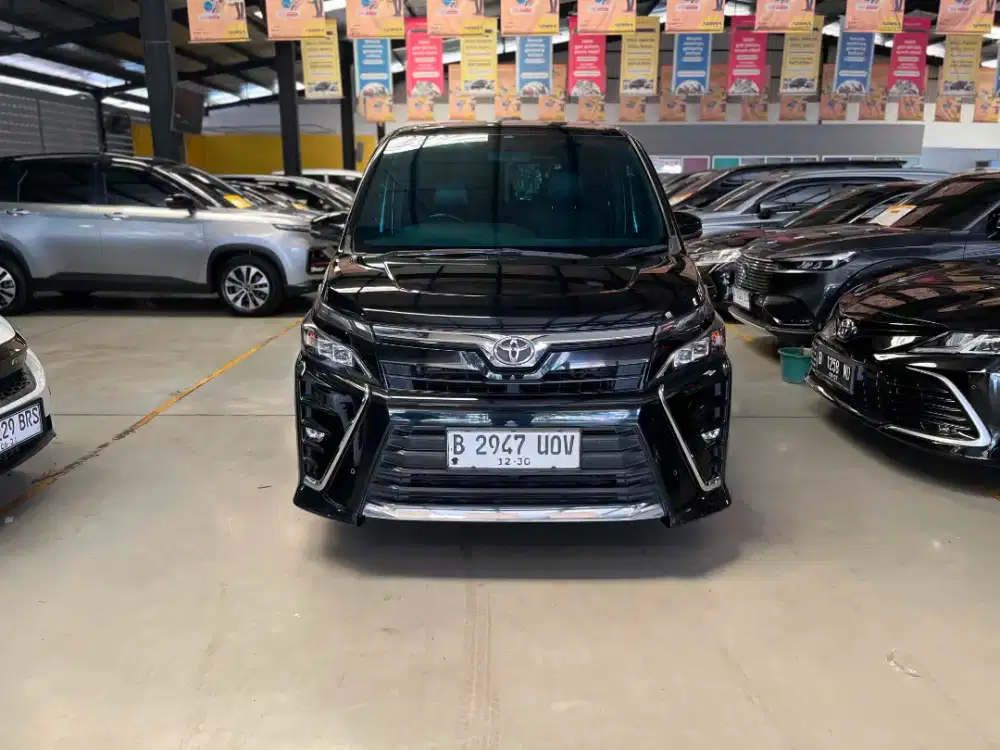 TOYOTA VOXY 2.0 AT 2020 HITAM