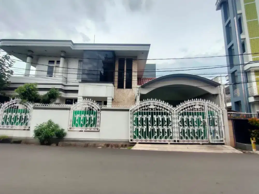 Dijual Rumah besar, Hoek di Jalan Boulevard Grand Galaxy Bekasi