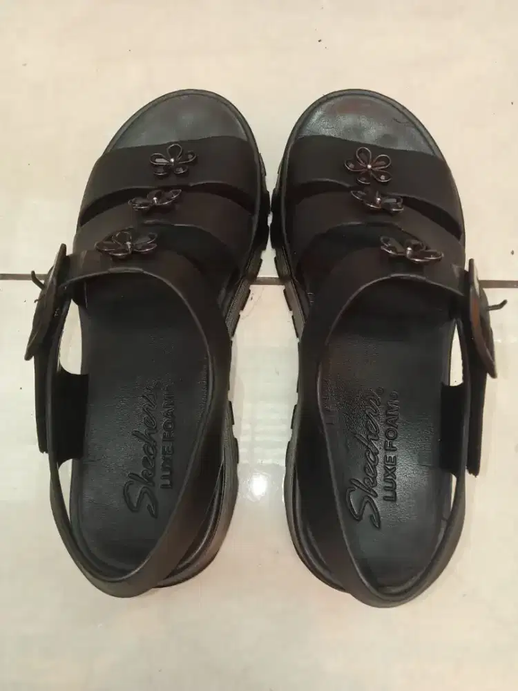 Sepatu sandal skecher Size 8
