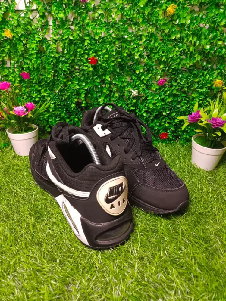 Thrifting sepatu NIKE AIRMAX IVO black n white size 42