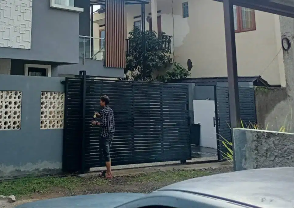 Pagar Rumah Industrial Kombinasi Besi & Kayu