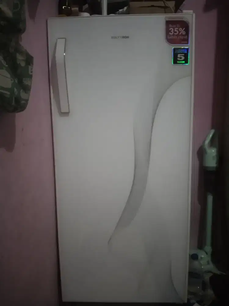 Kulkas 1 pintu merek Polytron Putih.