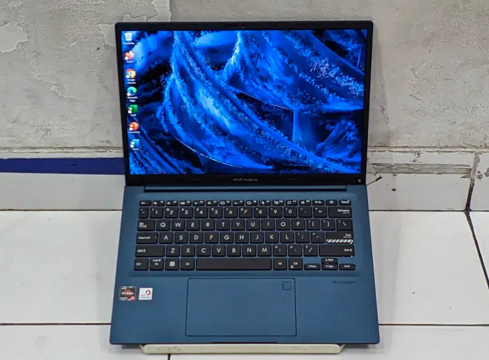 Laptop Asus Vivobook M1403QA