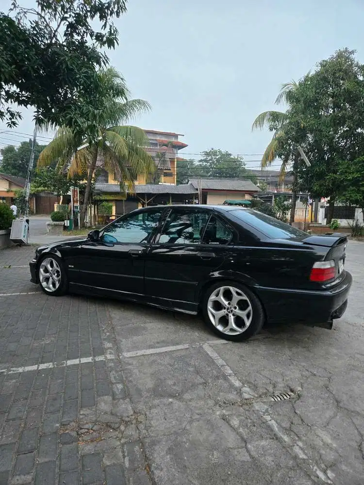 BMW 323i MT Tahun 1996 - Black
