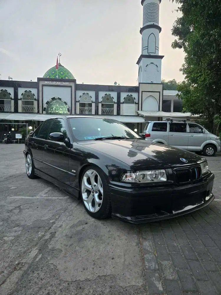 BMW 323i MT Tahun 1997 - Black
