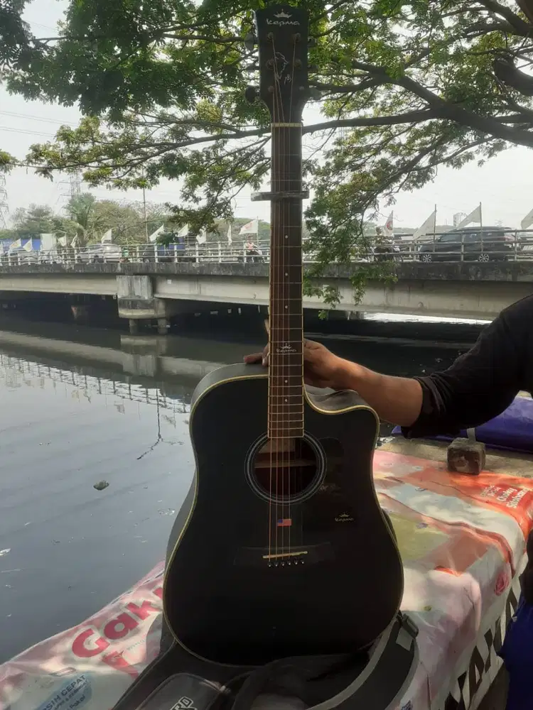 Gitar akustik bekas
