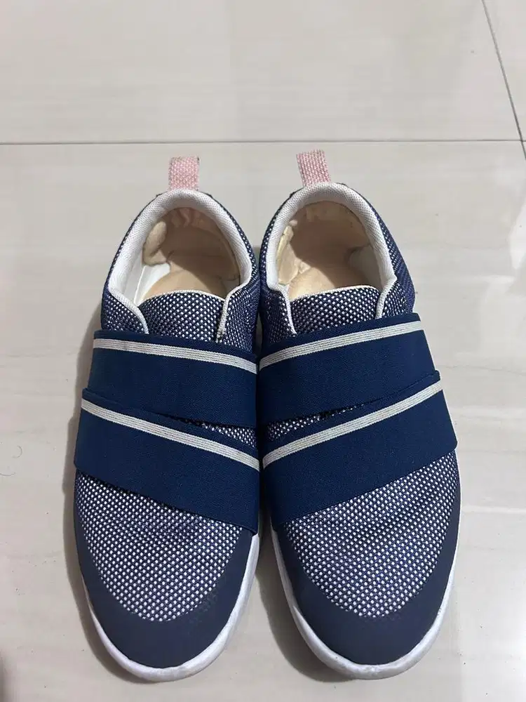 Sepatu Biru Lacoste