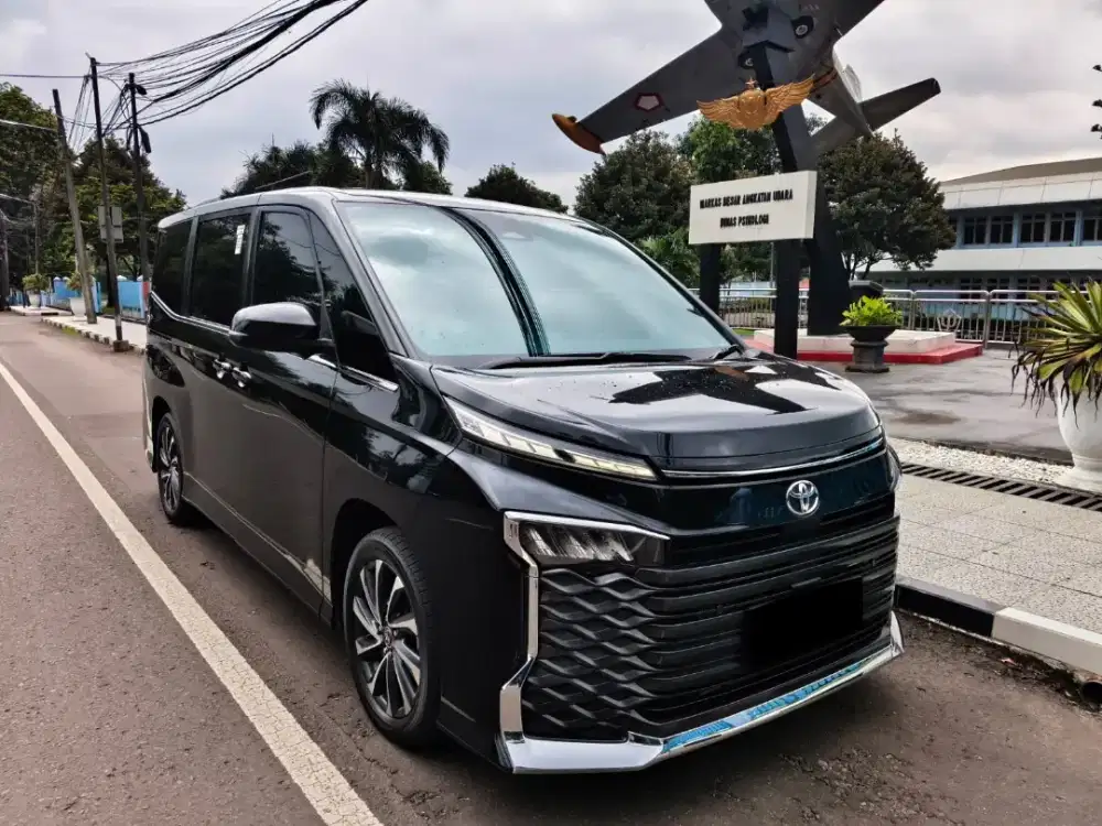 Low Km17rb Toyota Voxy 2.0 cvt TSS AT 2023 Hitam camera360 Facelift