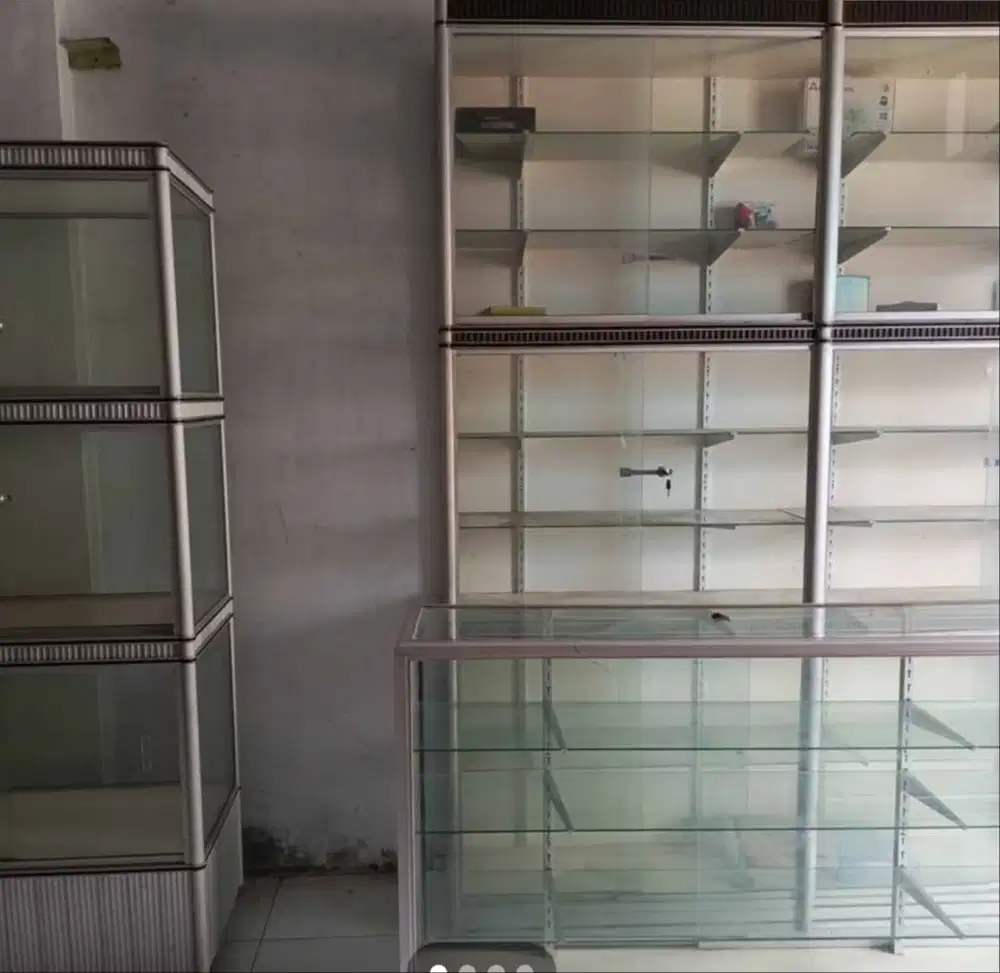 Lemari Kaca Aluminium