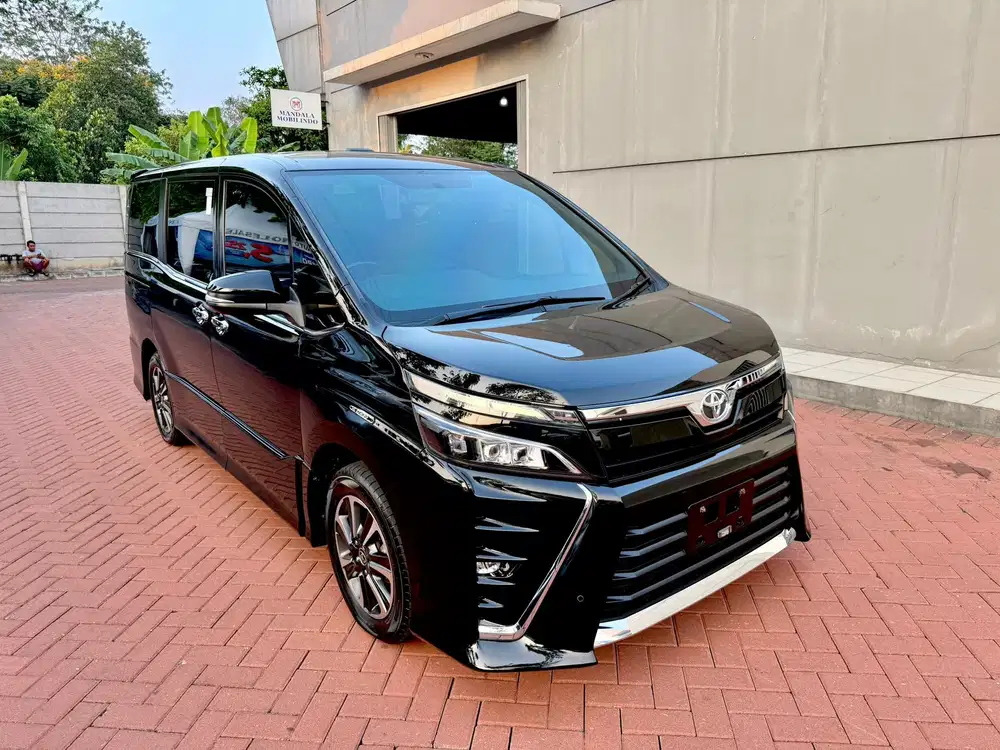 Toyota Voxy 2.0 2020 AT attitude black
