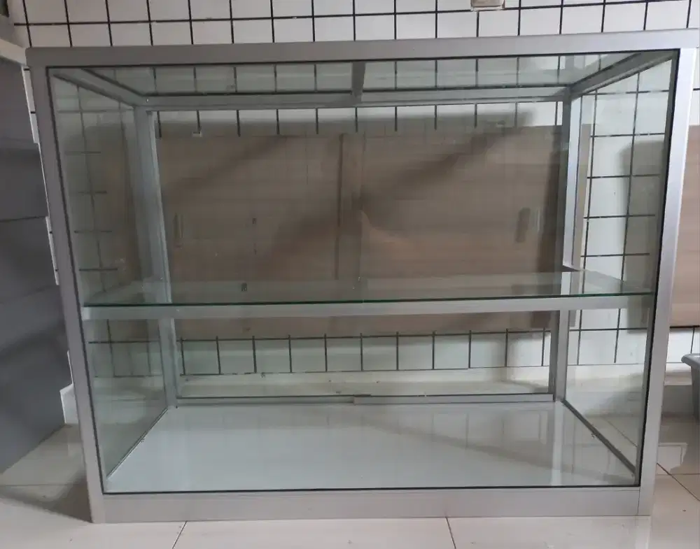 Dijual murah etalase untuk makanan.