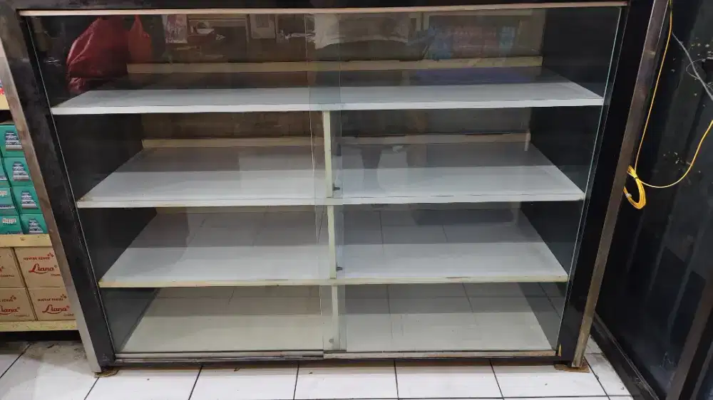 Etalase toko minimalis kokoh solid untuk pajangan produk barang toko