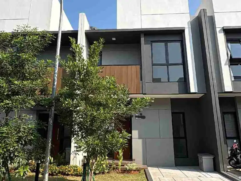 disewakan rumah 2 lantai di Regia Summarecon Crown Gading