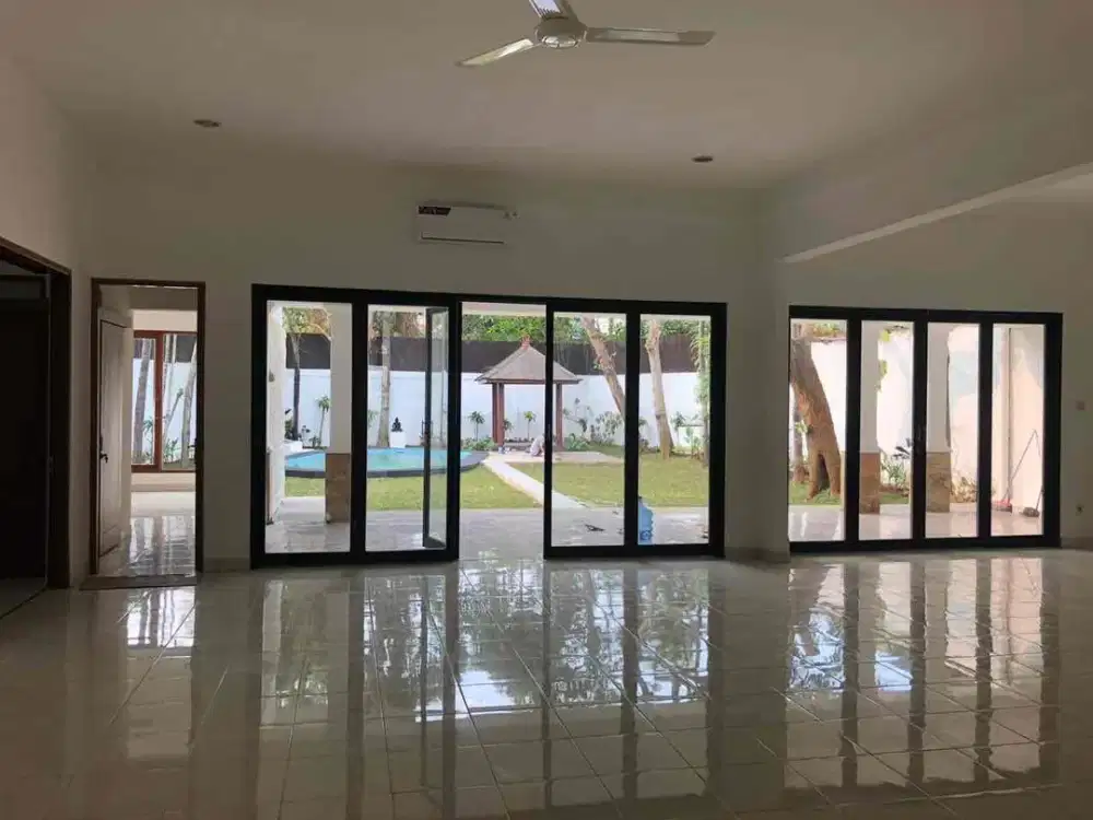Disewakan rumah cantik luas ada kolam renang siap huni di kemang jakarta selatan
