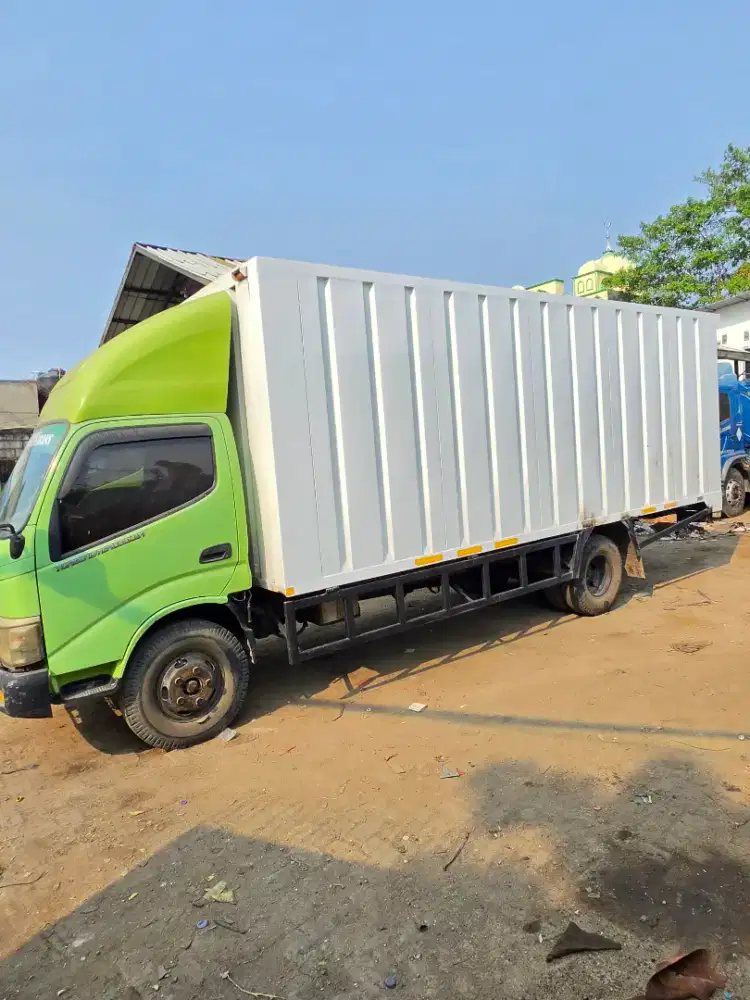 Hino 300 dutro long sasis bok besi 6m tahun 2014