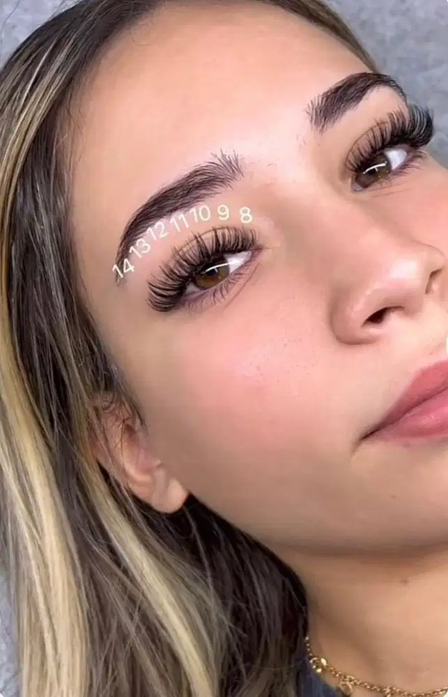 Pasang eyelash dan nail art