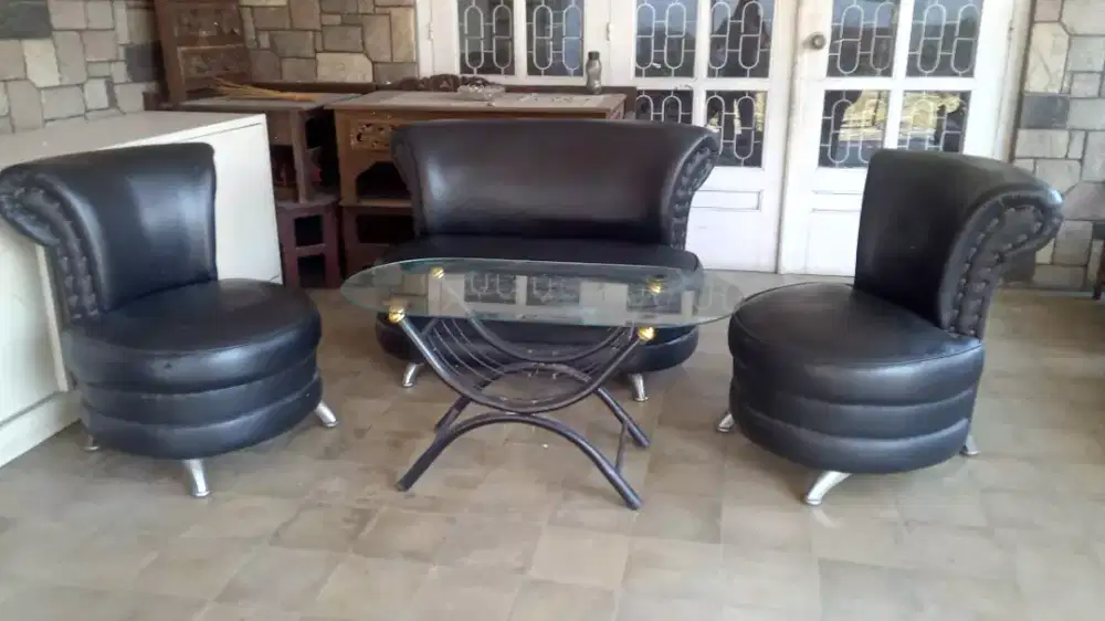 Sofa hitam mini-malis