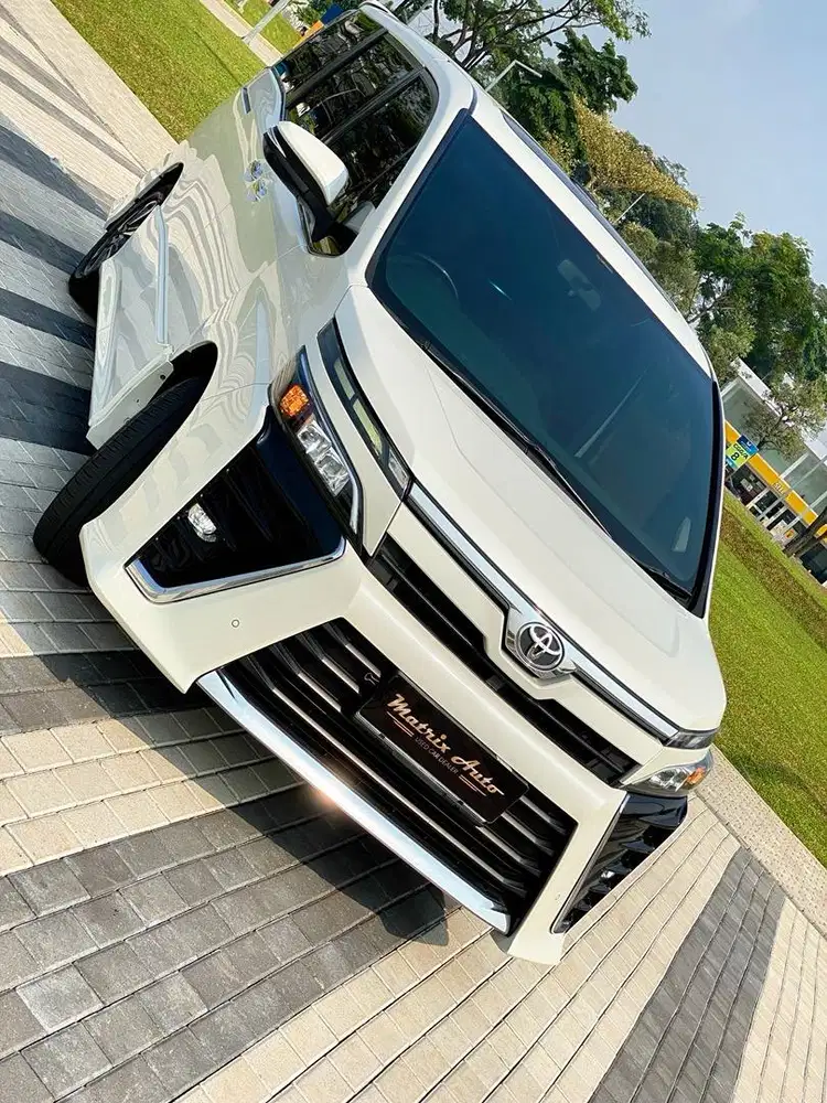 TOYOTA VOXY 2.0 AT 2018