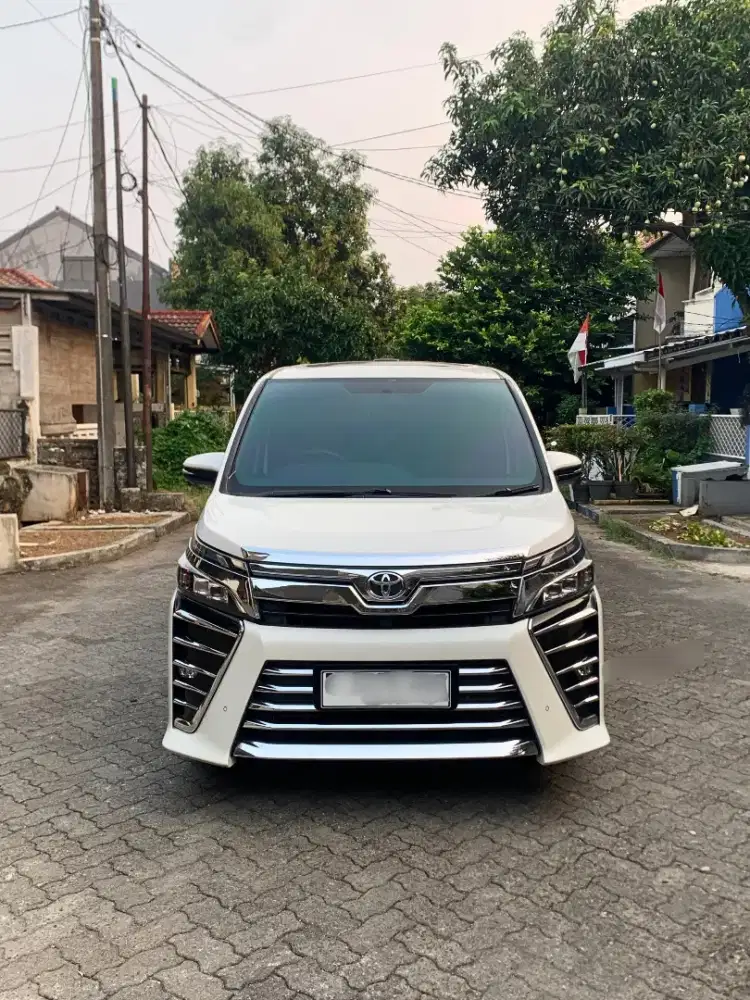 Toyota Voxy 2.0 A/T 2018