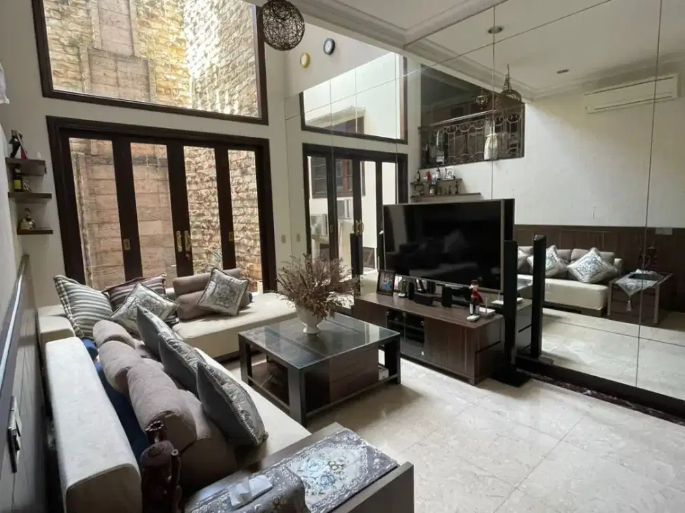 Dijual Rumah Penjompongan Benhil, LT 200 M², LB 546 M², 3,5 Lantai, Full Furnished, Rp 17 M