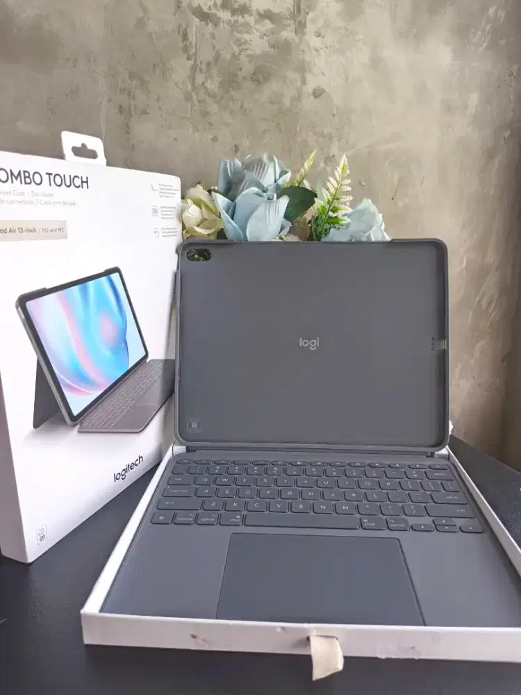 Logitech Combo Touch iPad Air 13 Inch (Gen 6/7/8) garansi juni 2027