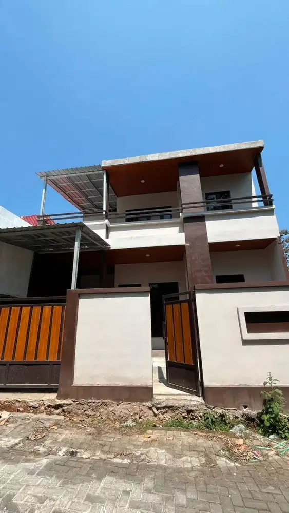 RUMAH DUA LANTAI GUNUNG PATI
