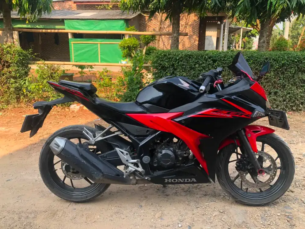 Honda CBR 150R tahun 2018 kodya lengkap
