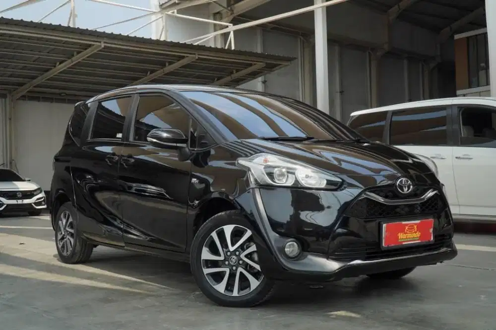 Toyota Sienta 1.5 V Matic Tahun 2020 Hitam AT DP minim 26 juta