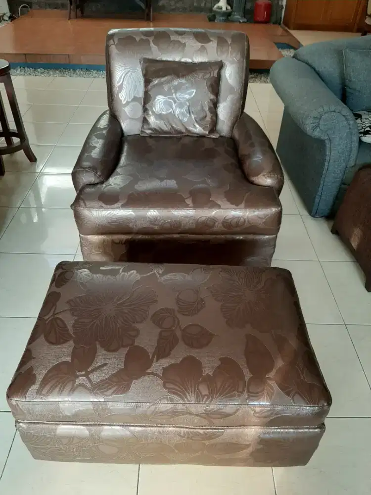 Sofa oen seat plus stoolnya