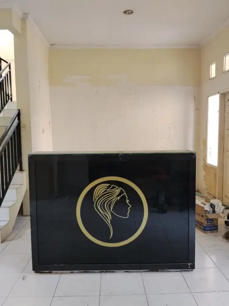 Meja kasir salon