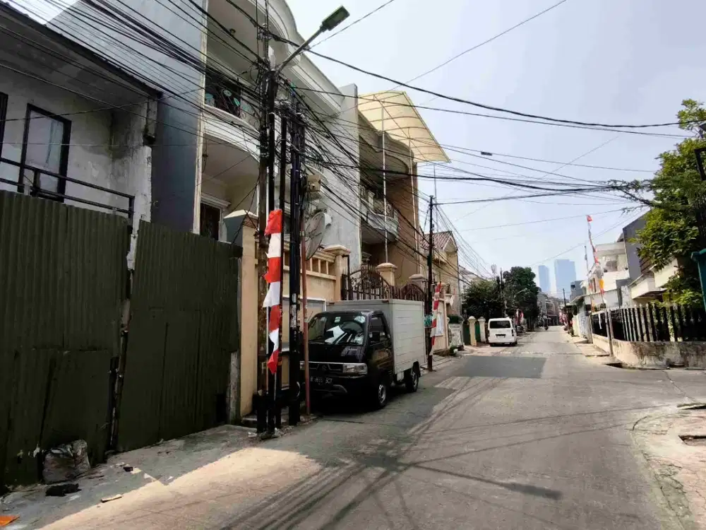 RUMAH STRATEGIS DI DURI KEPA 2,5 LANTAI – LOKASI PREMIUM DAN BEBAS BANJIR