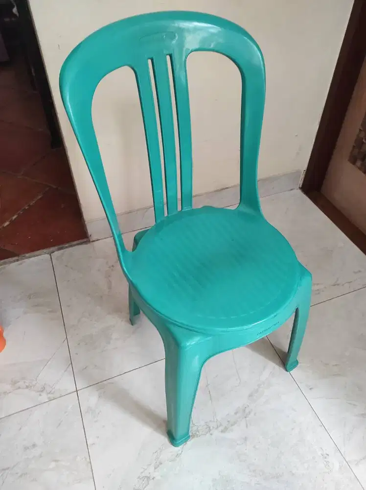 2 buah Kursi Plastik Merk Napolly