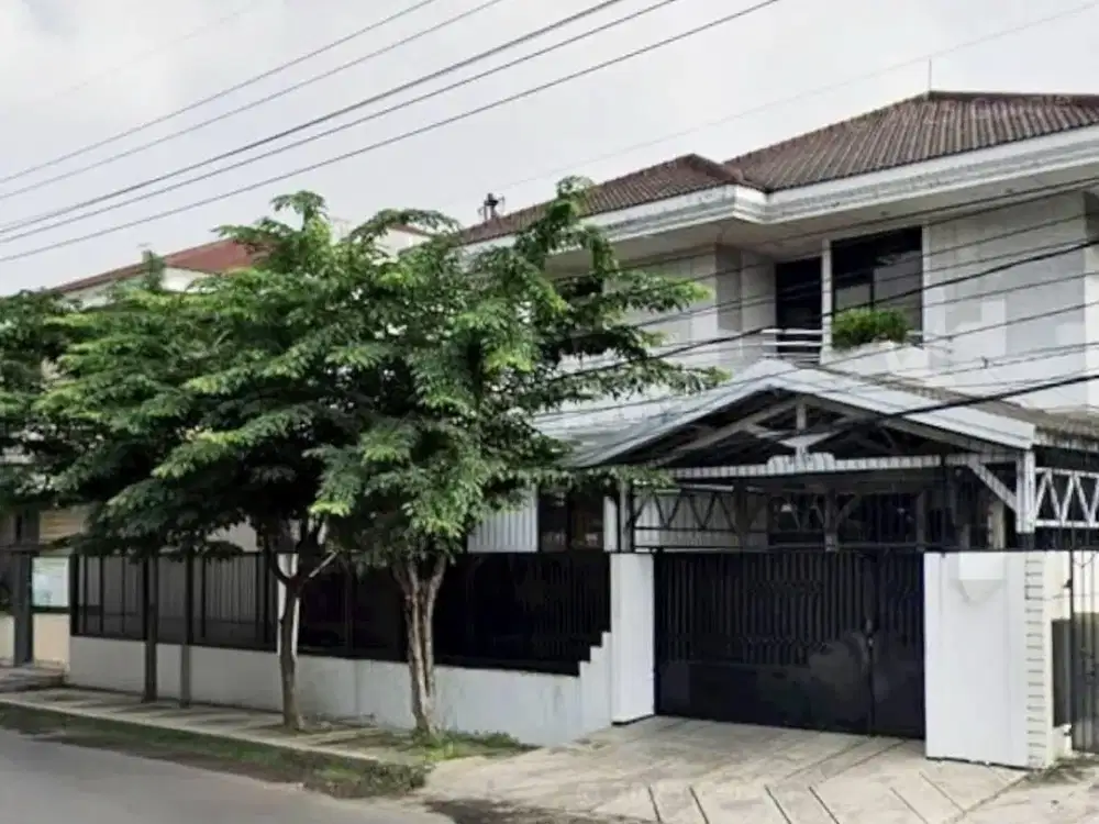 RUMAH RAYA SATELIT AREA KOMERSIAL Hadap Selatan Ada Kolam Ikan Ada Space untuk Kolam Renang