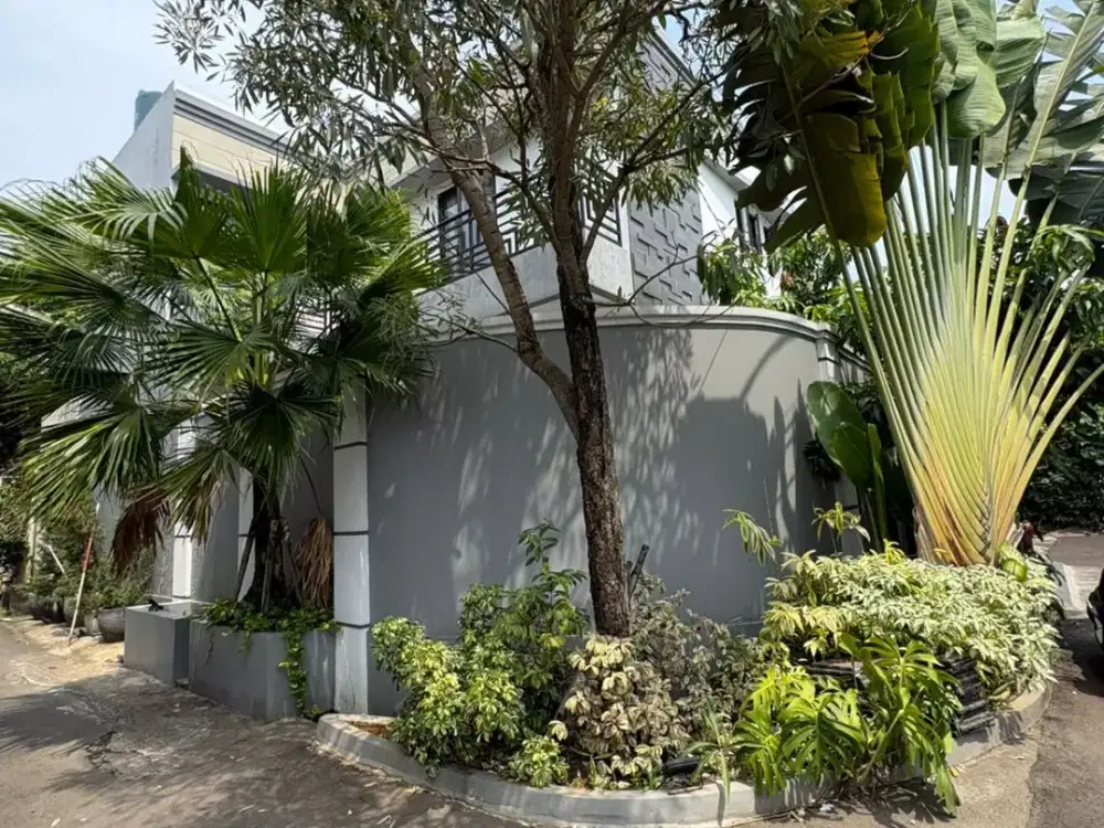 Dijual Rumah Modern di Dekat Bintaro Terdapat Swimming Pool Bangunan 2 Lantai AZ-18139