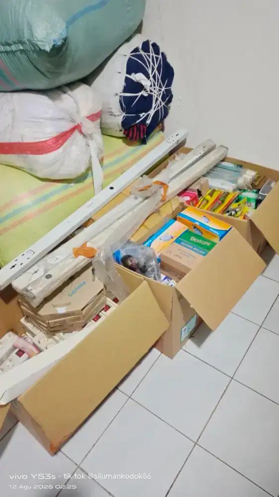 Borongan/grosir peralatan listrik dan pertukangan dan lampu lampu