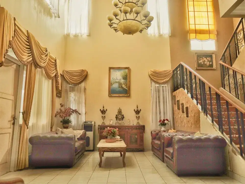 Nk. Dijual Rumah Legenda Wisata 2 Lantai Boulevard Siap Huni
