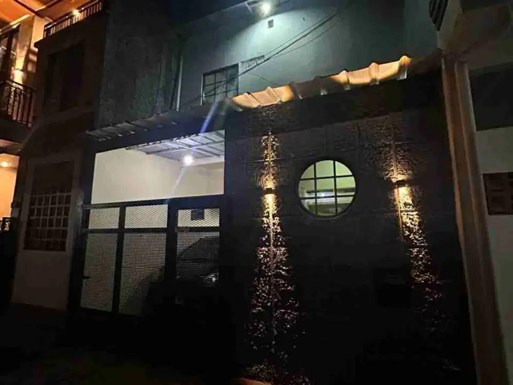 Rumah cakep  murah 2 lantai di Antapani harga di bawah 1 M dengan  kamar tidur 2 dan carport 1