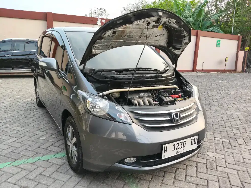 Dijual honda freed 2010 pemakaian 2011 abu abu metalic type E PSD