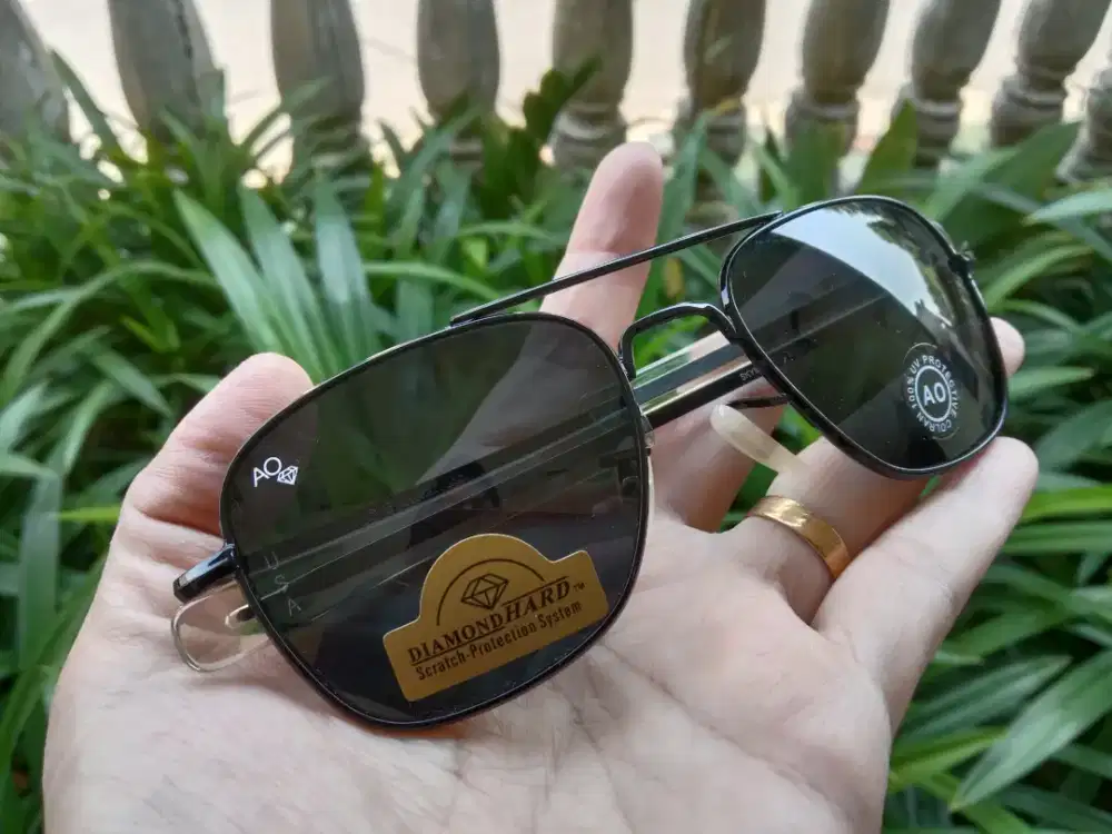 Kacamata ao hitam