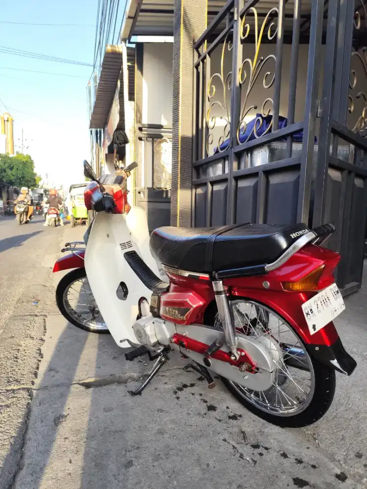 Astrea Prima Merah Tahun 1990